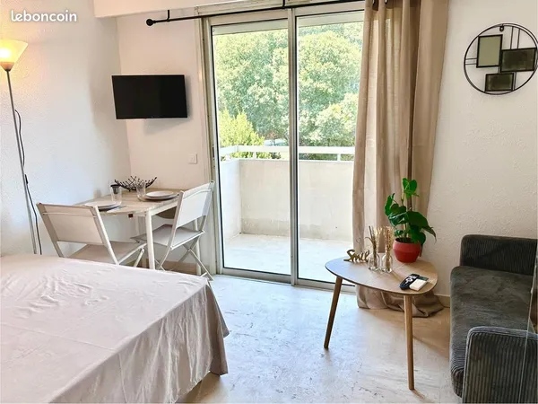 Studio avec coin nuit, parking, Le Cannet Mairie, piscine