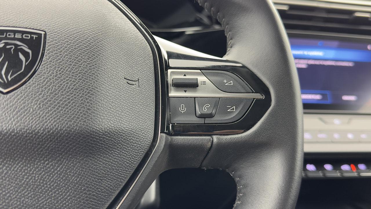 Peugeot 308 SW PHEV 180 e-EAT8 — photo 17