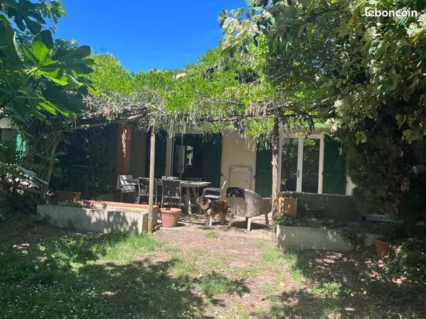 Maison avec piscine sur terrain arboré