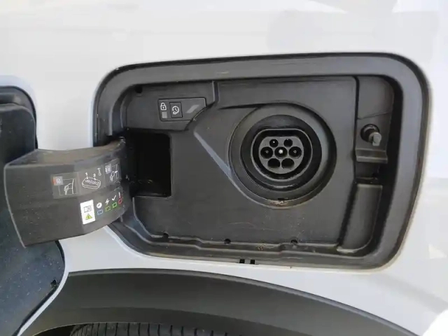 Peugeot 5008 plug-in hybrid 225 ch e-dcs7 — photo 21