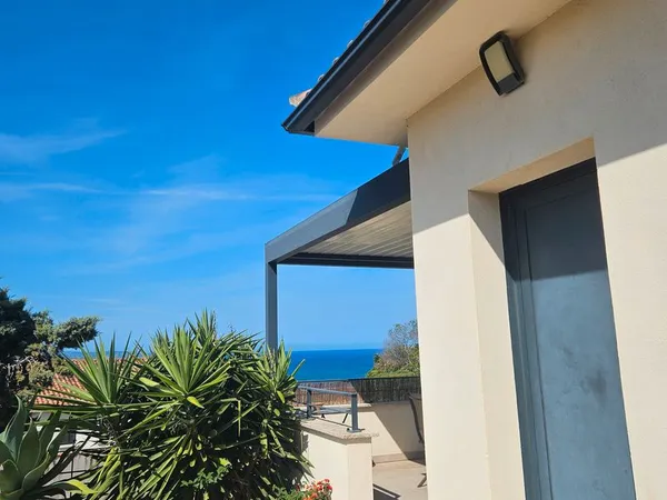 Villa très récente avec belle vue mer