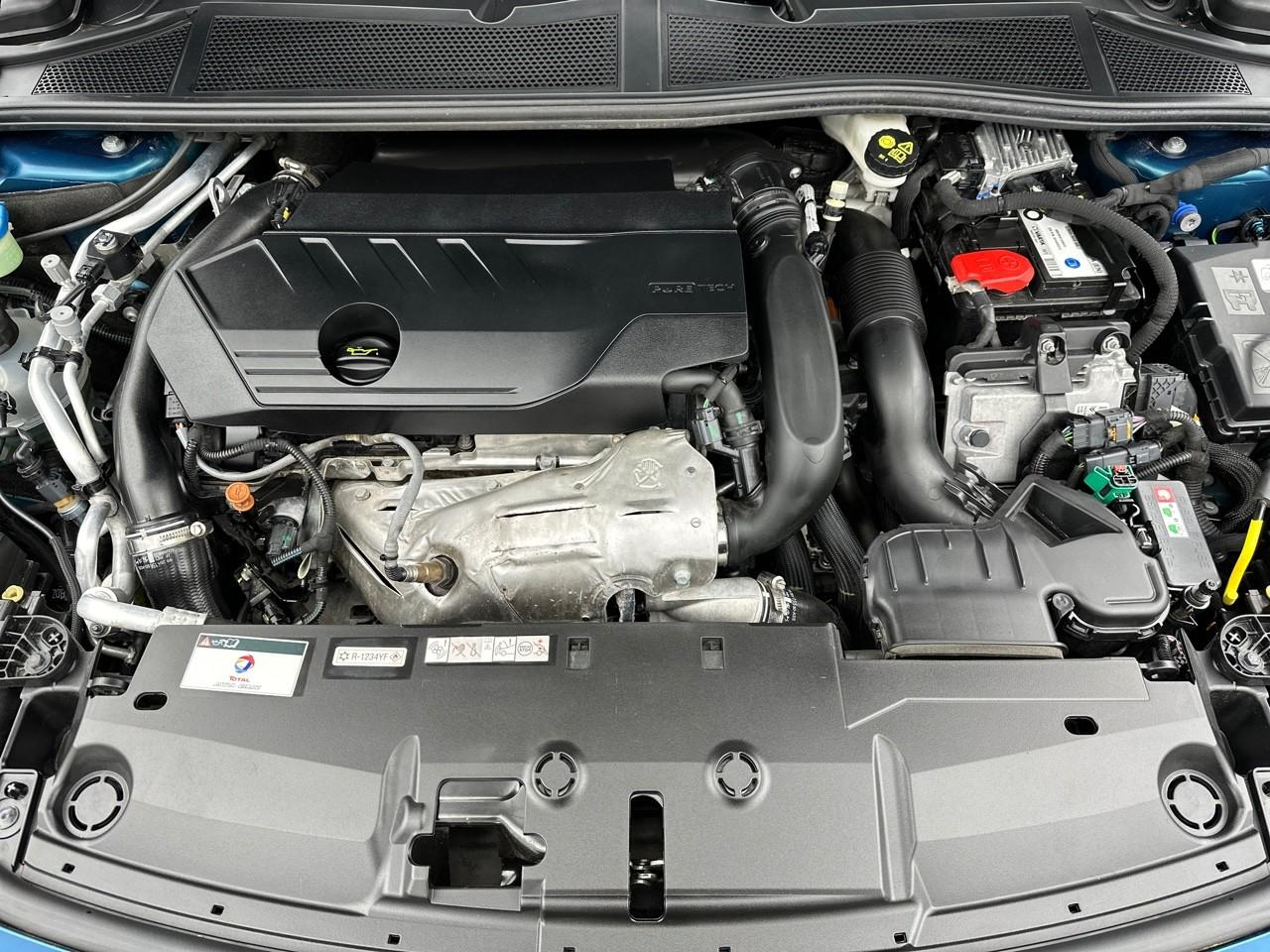 Peugeot 408 phev 225 e-eat8 first edition — photo 13