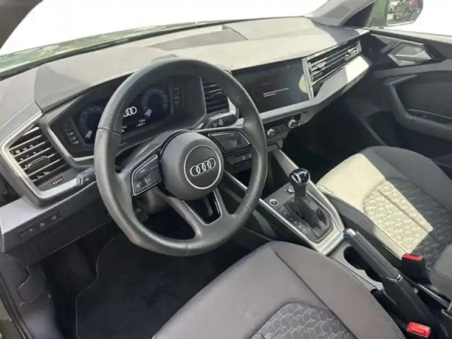 Audi A1 25 tfsi 95 ch s tronic 7 design — photo 9