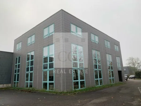 Local professionnel 700 m²
