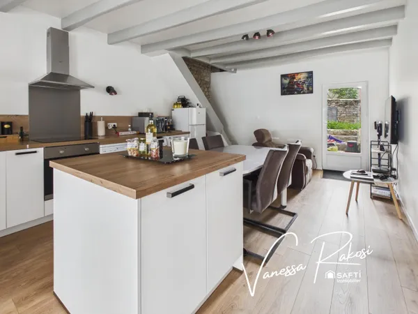 MAISON EN PIERRE RÉNOVÉE AVEC JARDIN, PROCHE COMMODITÉS , 30 MINUTES DE L'OCEAN