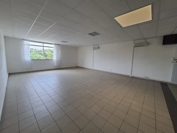Bureau et espace de travail Location Le Crès  76m² 864€