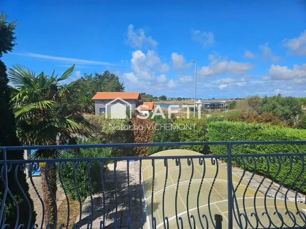 A deux pas de l'ocean, maison atypique de 217m²,5 grandes chambres, piscine et vue sur les marais: u