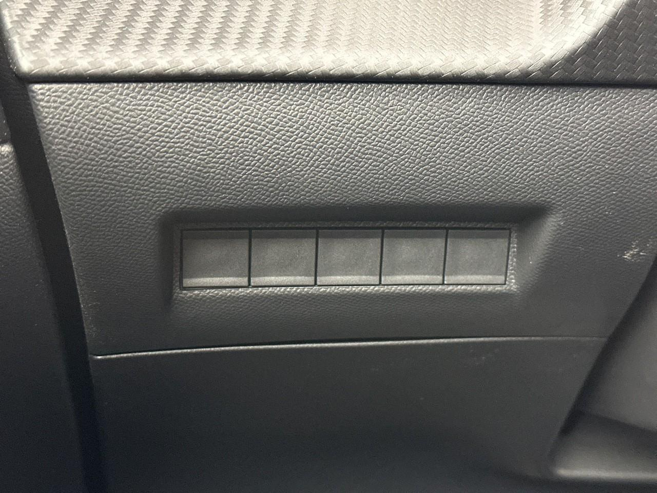 Peugeot 208 hybrid 145 e-dcs6 gt — photo 16