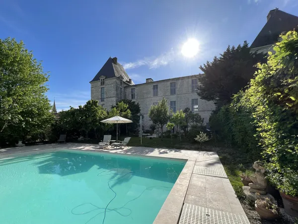 Belle partie d'un château du 16ème siècle en Dordogne