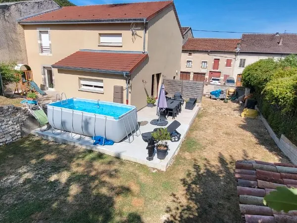 Maison aux pieds des côtés de meuse
