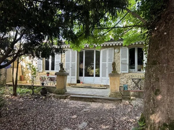 Pavillon ancien dissimulé dans un jardin arboré au coeur de la ville historique