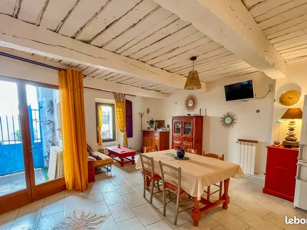 Particulier vend grande maison de village à Figanières