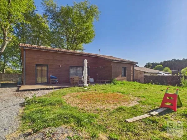 A vendre maison état neuf en bois avec jardin plein sud