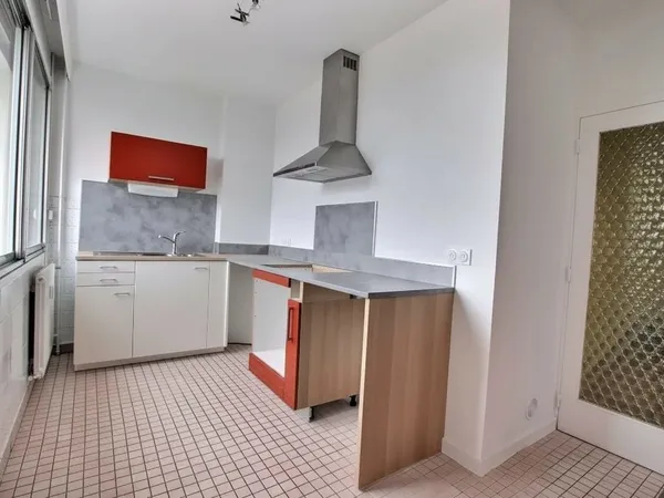 SAINT- ALYRE-T4 TRAVERSANT DEUX CHAMBRES -BOX -LOGGIA +CAVE