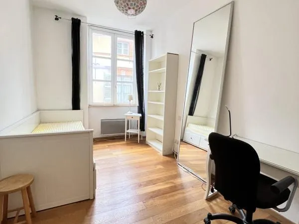 Chambre avec placard dans T4 meublé