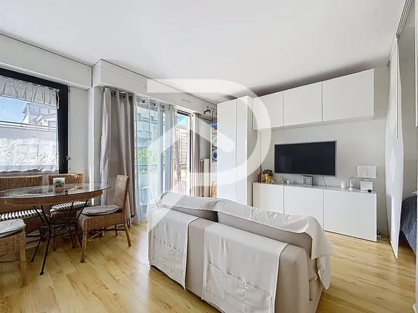 Suresnes Hypercentre - Studio de 32m² avec coin nuit et balcon