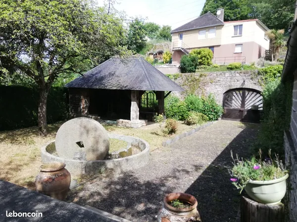 Maison en pierre en co-propriété avec du charme en plein centre ville avec terrain et un étang