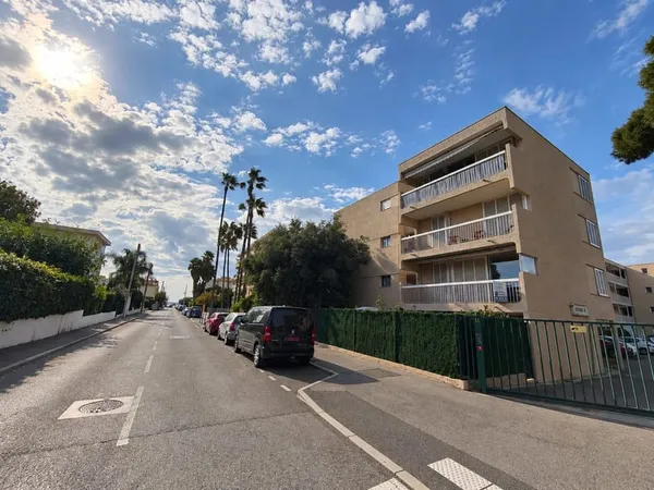 Cagnes-sur-Mer, grand 2 pièces avec terrasse et parking proche mer