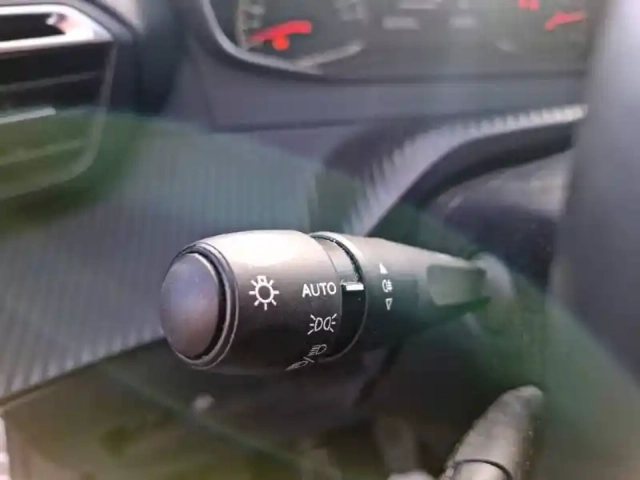 Peugeot 2008 puretech 100 s&amp;s bvm6 — photo 21