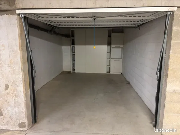 Place de parking sécurisée à louer - Sous la mairie de Plailly