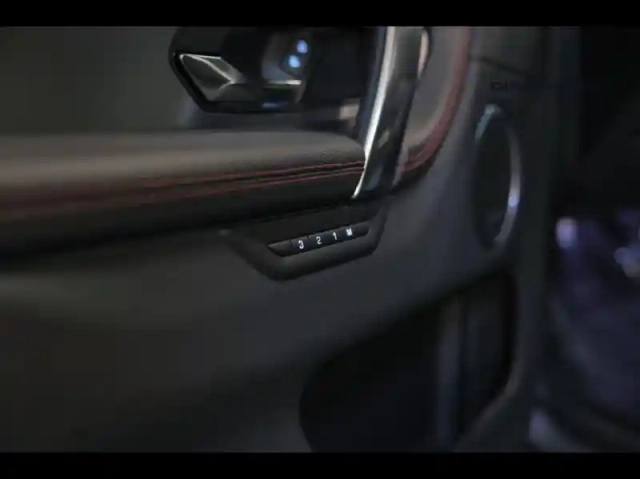 Land Rover Discovery Sport p300e 309ch dynamic se — photo 8