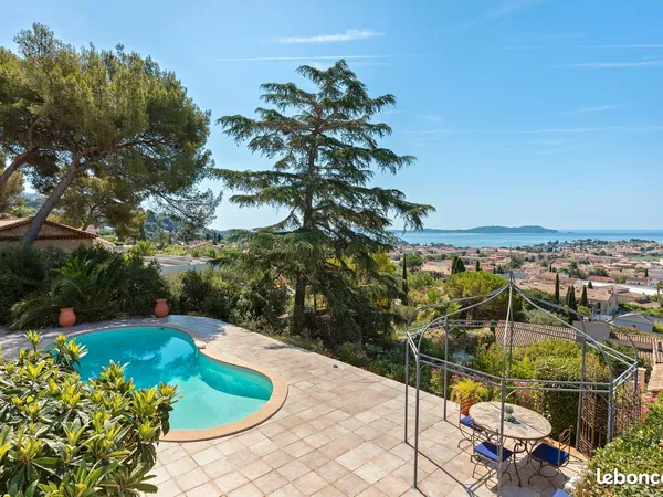 Très belle villa sur les hauteurs de Carqueiranne