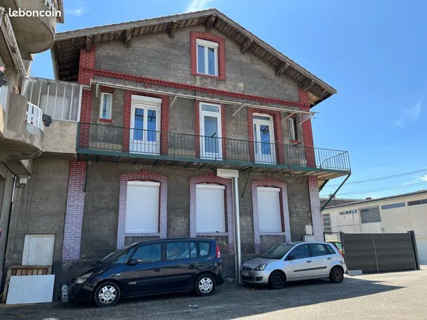 Très beau appartement t2 de 60 m2 refait à NEUF sécurisé avec portail électrique proximité commerce 