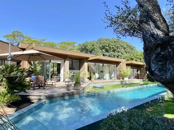 Vends maison 320m² 7 pièces avec un beau jardin paysager et une piscine