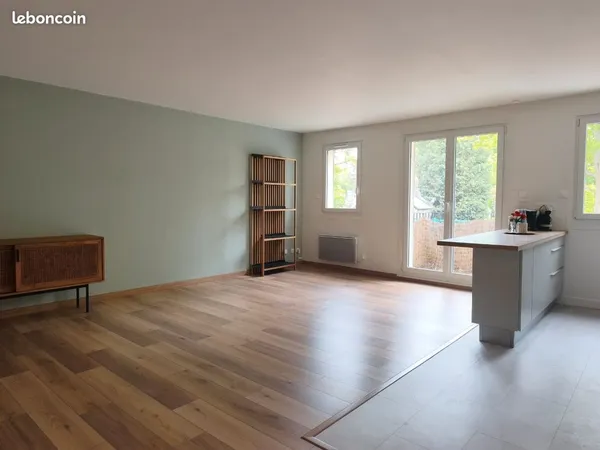 Type 3 avec balcon, cave et parking proche des Gares