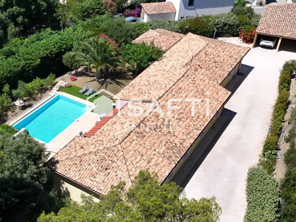 Maison de plain-pied, 4/5 chambres, piscine et car-port