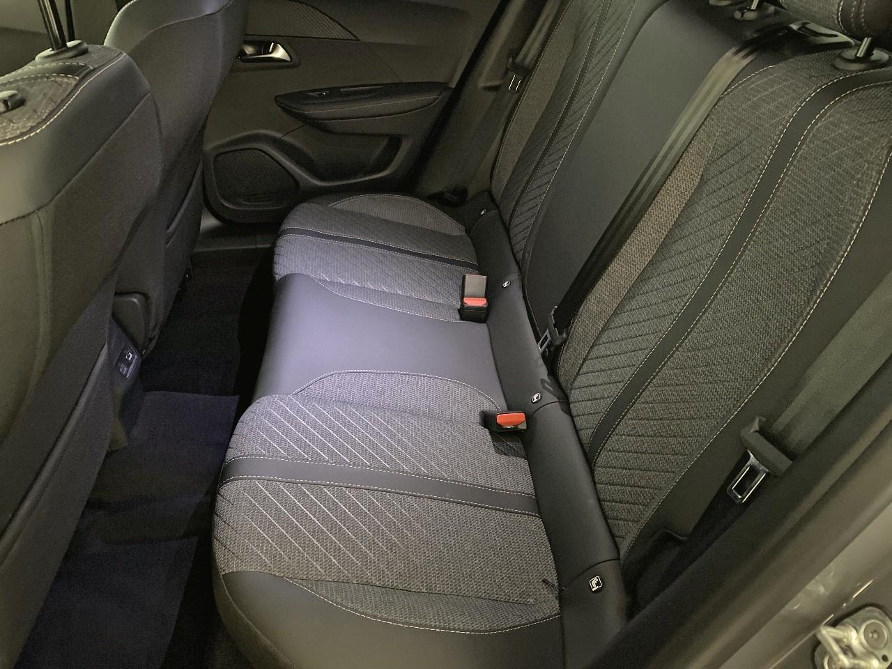 Peugeot 2008 hybrid 145 ch e-dcs6 allure — photo 10