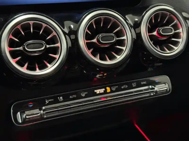 Mercedes Gla 200 d amg line — photo 18