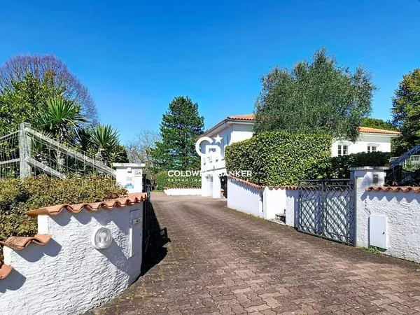 RARE Rive gauche Non Inondable - Maison familiale avec piscine, dépendance et double garage - À pied