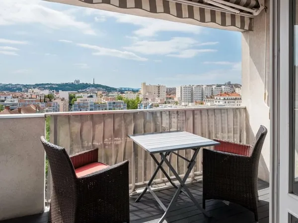 A LOUER LYON 6e - T2 MEUBLÉ AVEC BALCON, VUE FOURVIÈRE ET PARKING SÉCURISÉ