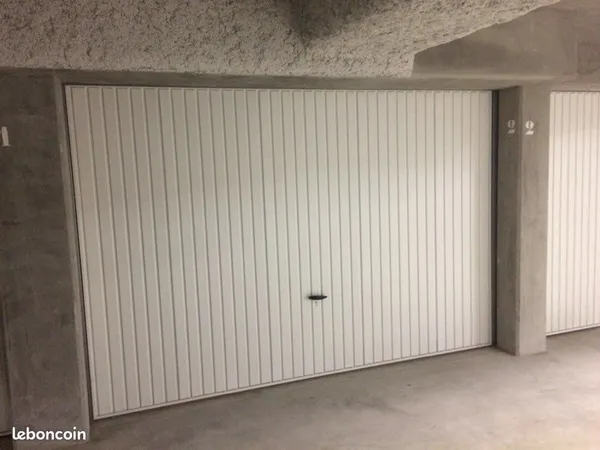 Grand garage avec électricité