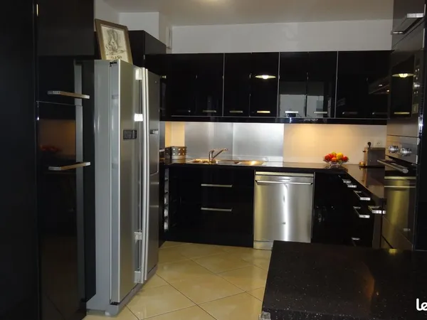 F4 de 83m2 appartement meublé, immeuble de très bon standing (de 2009)