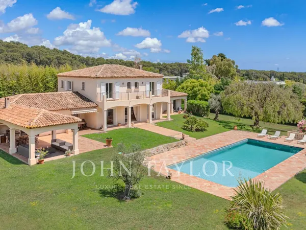 Domaine fermé - élégante villa provençale au calme absolu