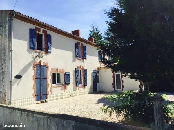 À VENDRE - ENSEMBLE IMMOBILIER À FORT POTENTIEL LOCATIF - 3 LOGEMENTS - PISCINE - 1200m2 DE TERRAIN