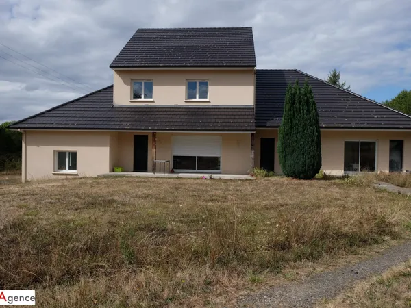 Propriété comprenant trois constructions sur 11 778 m²