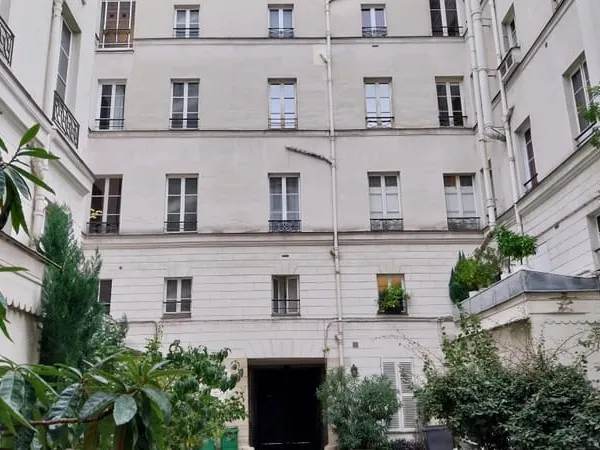 République - Boulevard Saint Martin. Chambre de 10m² au sol au dernier étage avec ascenseur