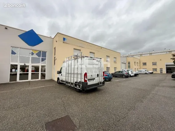 Local commercial 967 m²