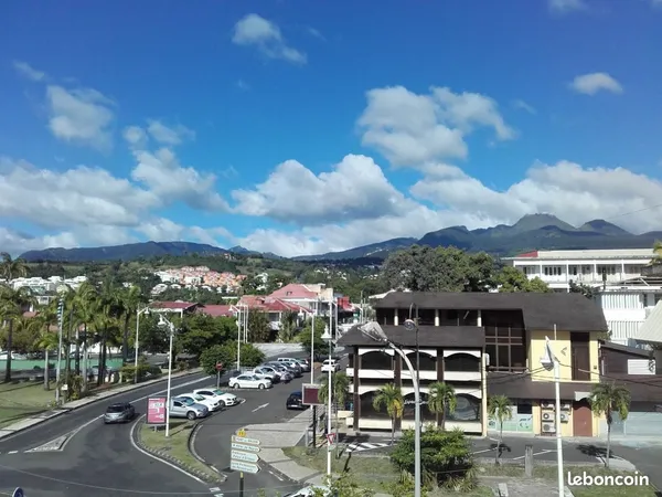 Super F2 meublé, spacieux, 2 balcons, vue sur Mer et Soufrière, centre ville
