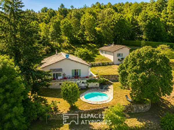 Propriété avec 2 maisons, piscine et un panorama sur la nature