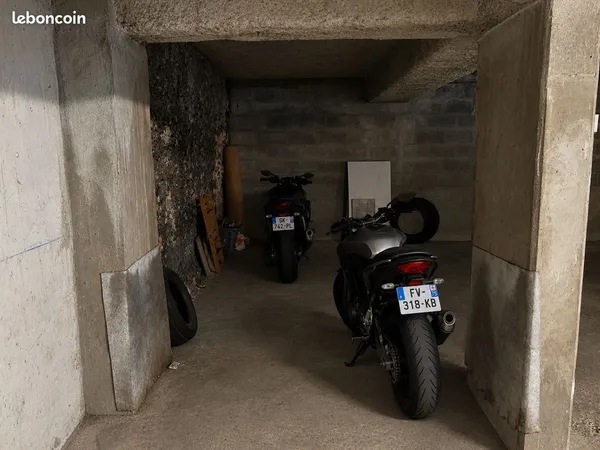 Accès facile place au rez-de-chaussée - Parking - 12e - 1,80 m de largeur - quartier Picpus