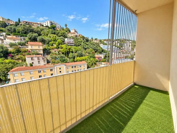 Nice Est Studio de 30 m² avec balcon, cave et parking collectif