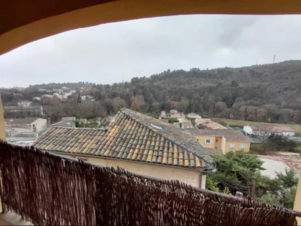 Immeuble de trois logements, très bon état loué en meublé