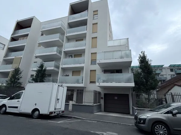 BOX / GARAGE FERMÉ DE 21 m² À LOUER - SÉCURISÉ ET FACILE D'ACCÈS