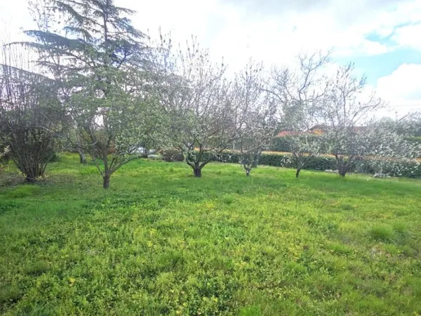 RIORGES - Terrain viabilisé et constructible