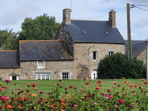 Maison en pierres, dans la campagne de Plaine-Haute (22)