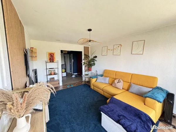 Appartement de 77 m², trois chambres salle de bain et toilettes, refaite cuisine refait équipé aména